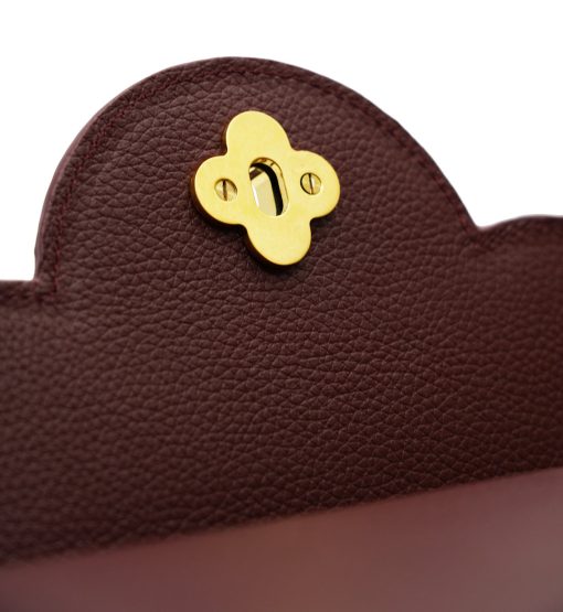 ⁦First Lady Flower-twist  Burgundy  leather handbag⁩ - الصورة ⁦7⁩