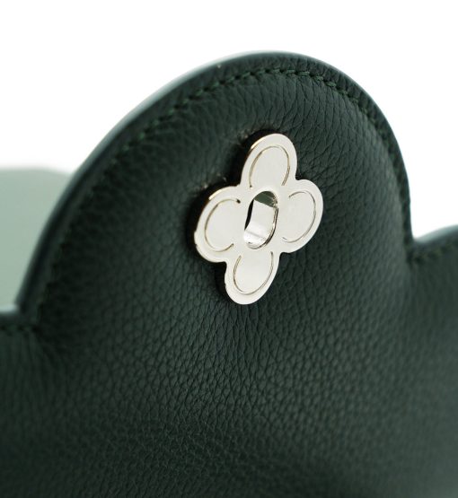⁦First Lady Flower-twist Green textured  leather handbag⁩ - الصورة ⁦9⁩