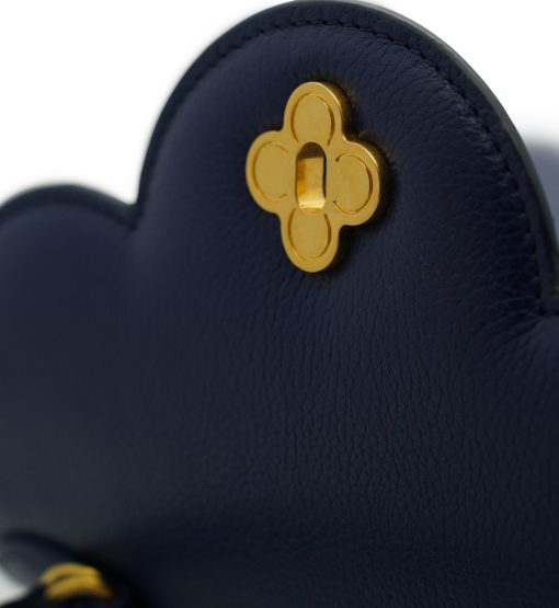 ⁦First Lady Flower-twist Navy blue textured leather handbag⁩ - الصورة ⁦11⁩