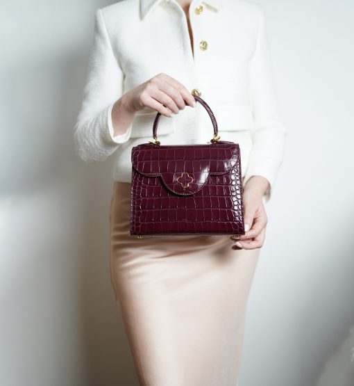 ⁦First Lady Burgundy croc embossed  leather handbag⁩ - الصورة ⁦3⁩